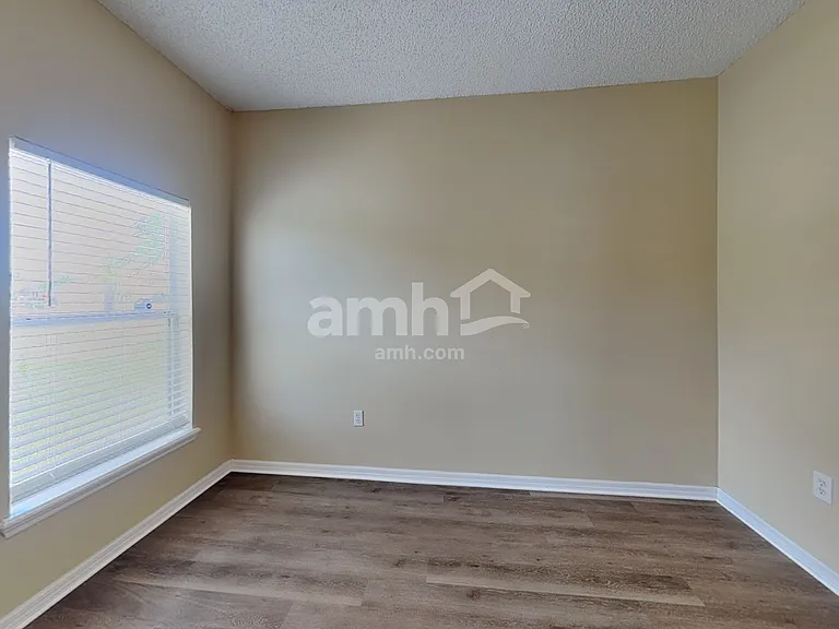 2505 Sherbrook Ln — Photo 12