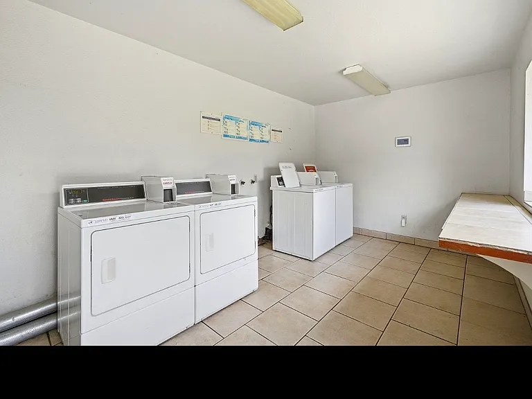 948 Greenfield Ave #948 — Photo 2