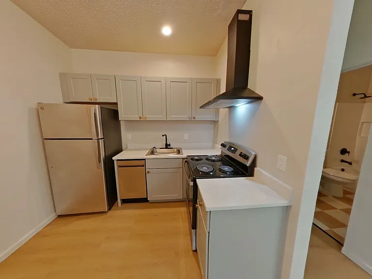 University Manor - Newly Renovated Units just a short walk from Campus! — Photo 31