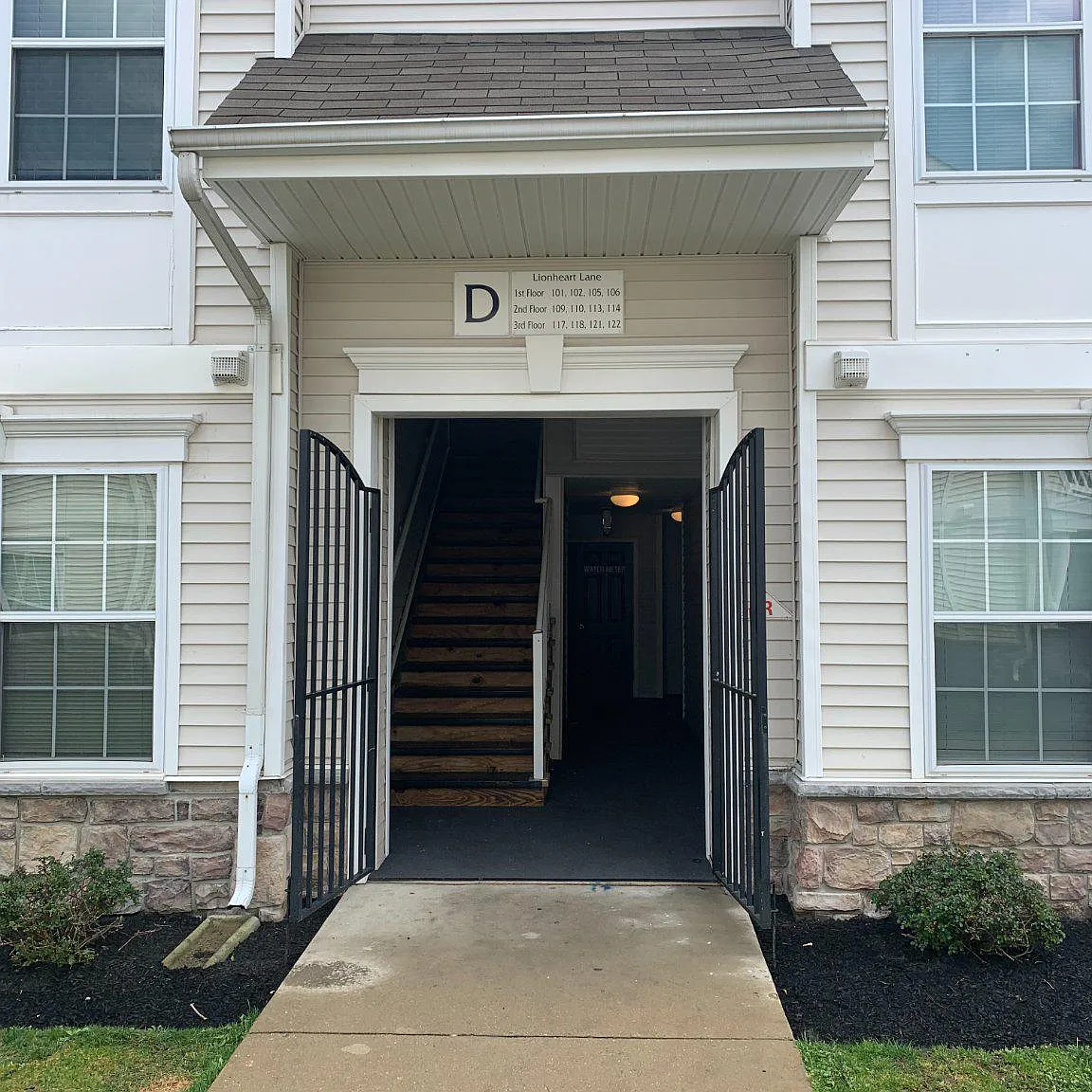 3 bed, 2.0 bath, 1279 sqft, $2,350 — Photo 1