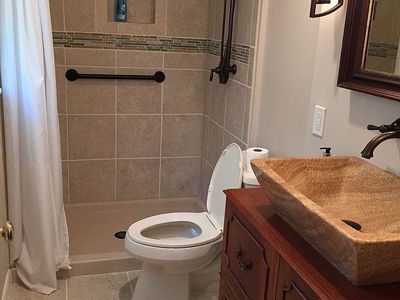 Master bath (ensuite)