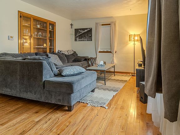 3rd image of 325 2nd Ave
