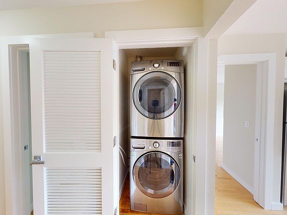 5th image of 1085 S Van Ness Ave #204