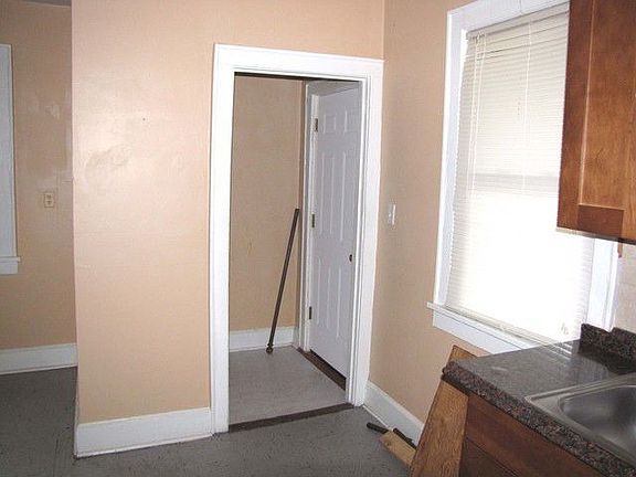 3rd image of 18 Terrace Ave APT 4