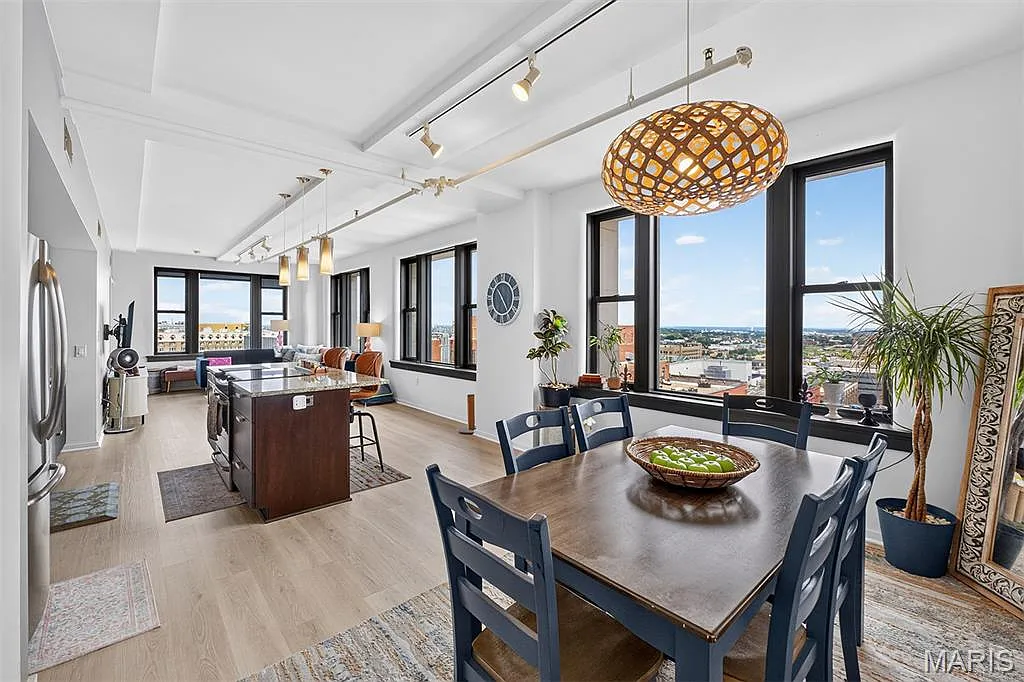 2 bed, 2.0 bath, 1527 sqft, $2,100 — Photo 3
