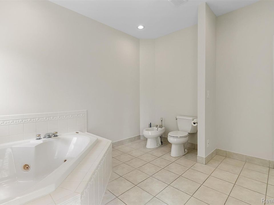 5593 Warrenshire Dr, photo 23
