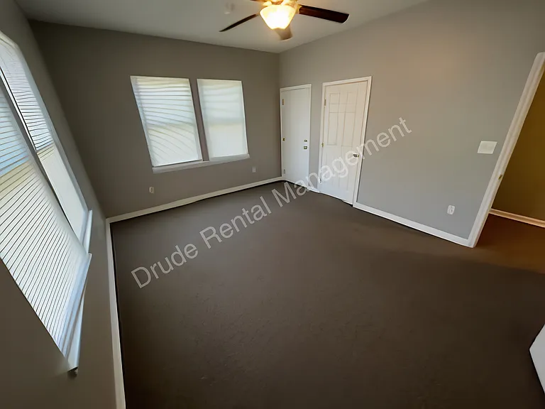 809 E Thomas St — Photo 6