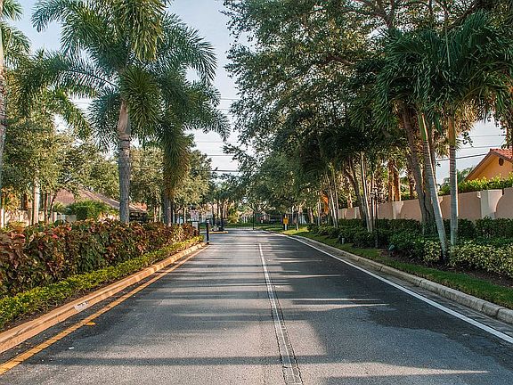 3rd image of 5379 Grande Palm Cir