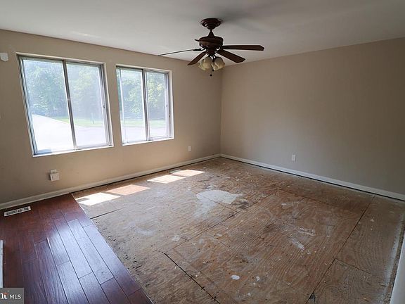 5th image of 105 S Holland St