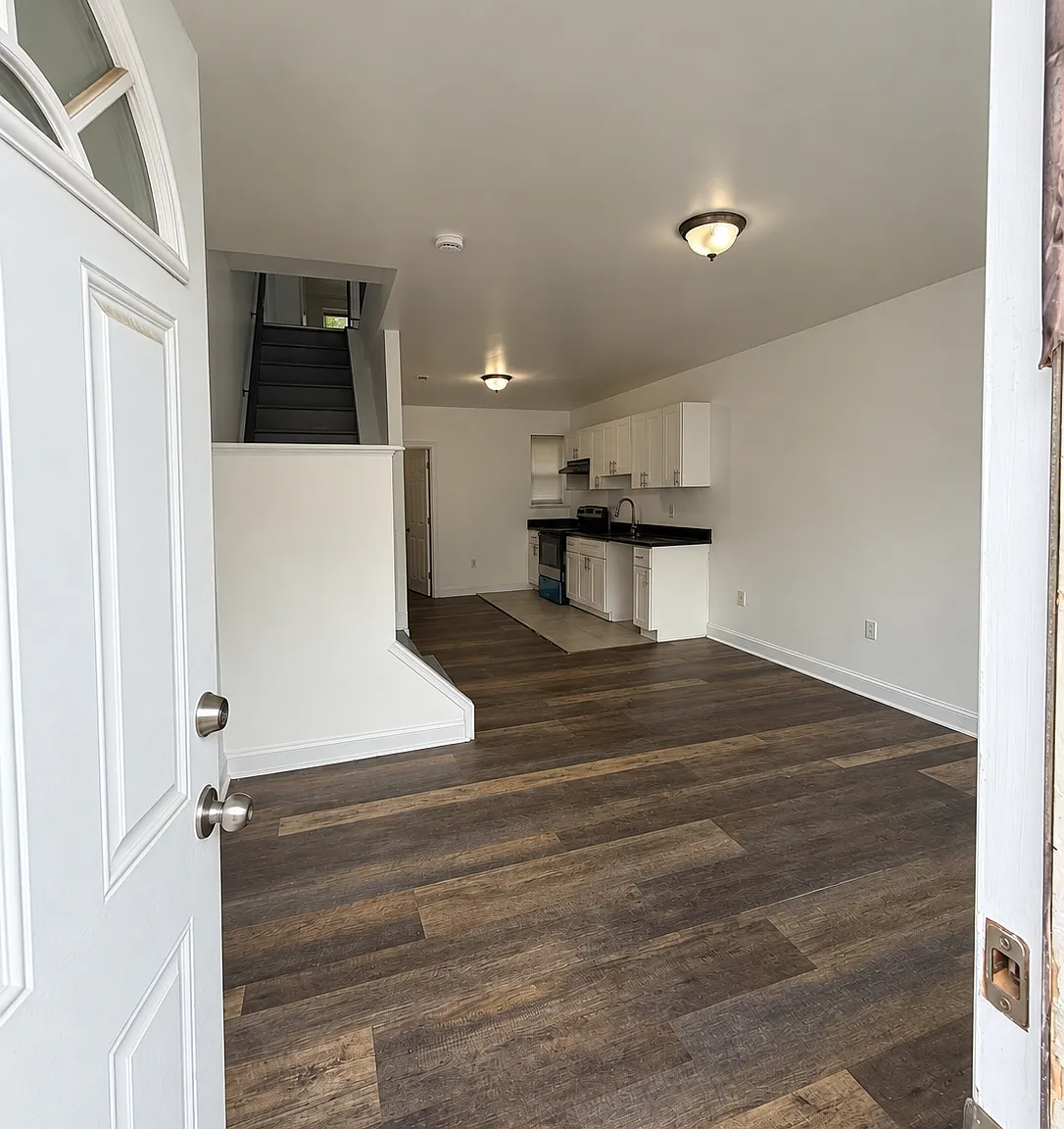 4 bed, 1.5 bath, 920 sqft, $2,100 — Photo 3