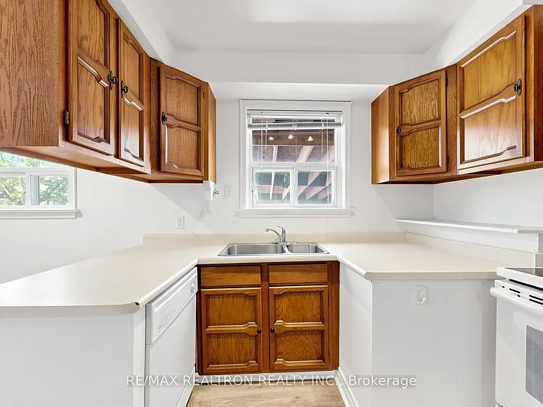 398 Connaught Ave — Photo 16