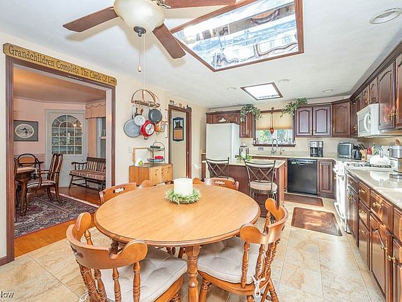 5th image of 237 Evergreen Dr