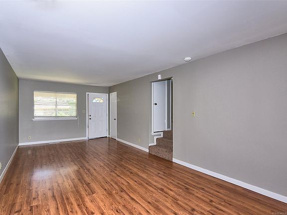 3rd image of 738 N Moccasin Pl