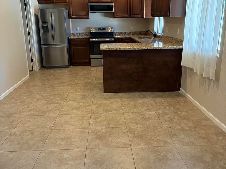 2058 E Fremont Dr — Photo 4