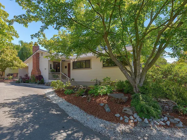 1027 NW Hawthorne Ave, Grants Pass, OR 97526