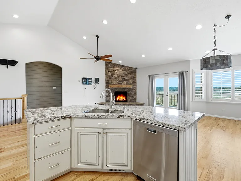 722 W Webb Rd — Photo 8