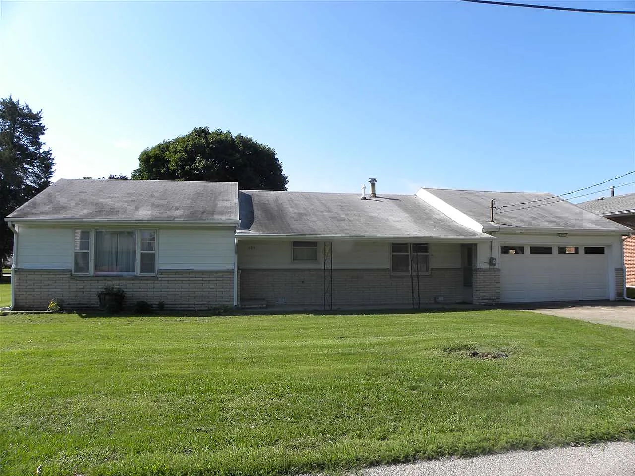 109 E North St photo 1