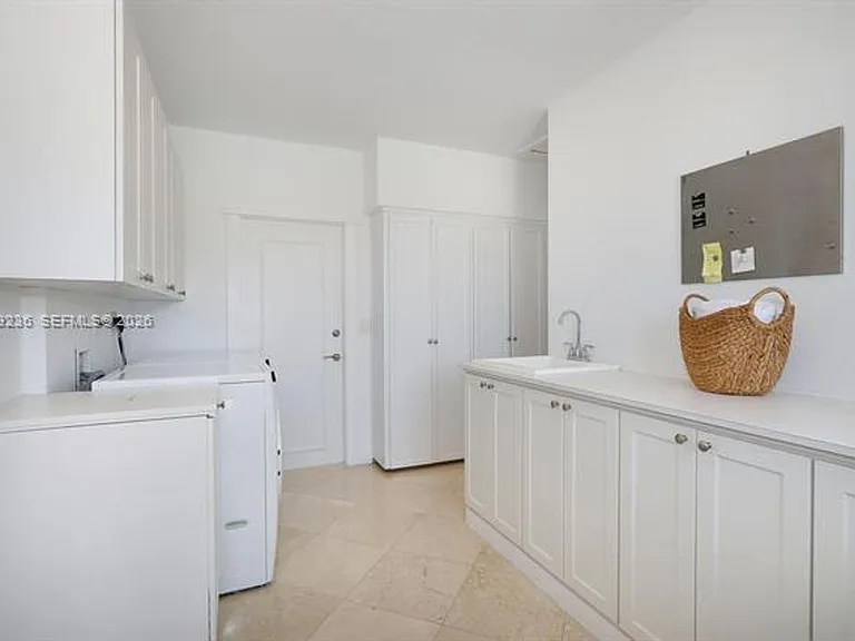 3425 Alhambra Cir — Photo 48