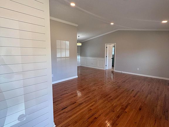 3rd image of 407 Quail Run Rd
