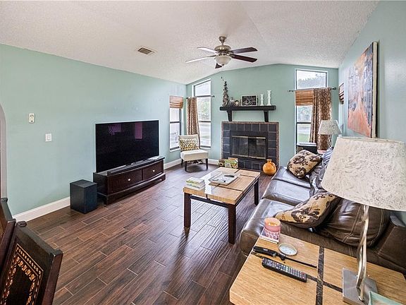 4th image of 684 Holbrook Cir