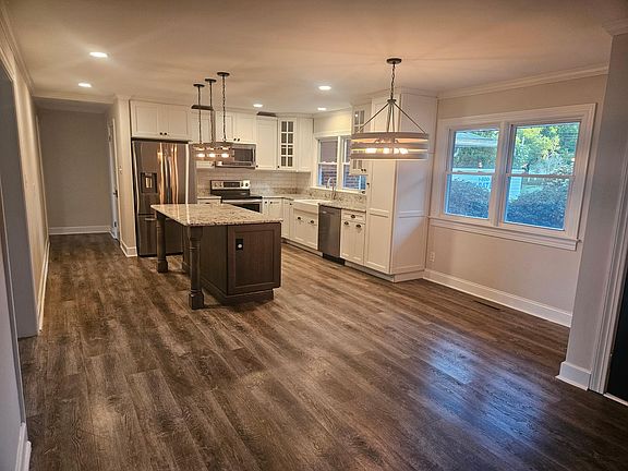 Huge eat in kitchen