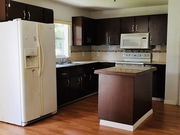 3rd image of 634 Whitehall St