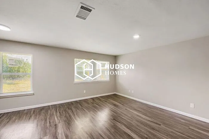 3 bed, 2.0 bath, 1298 sqft, $1,565 — Photo 4