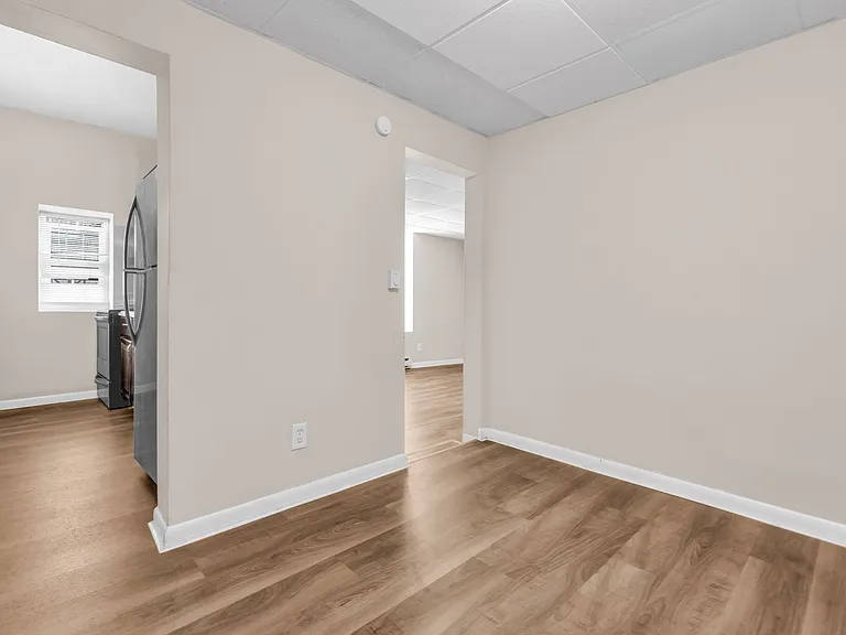 439 W Walnut St — Photo 16