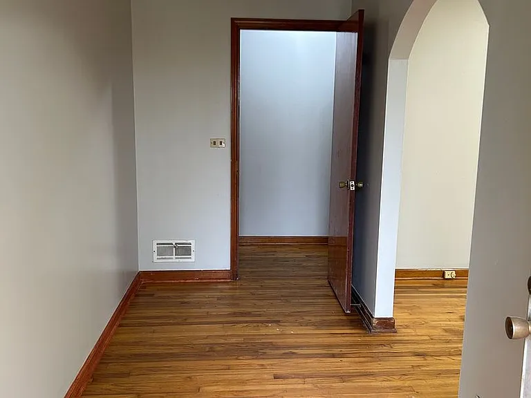 916 Stewart St — Photo 2