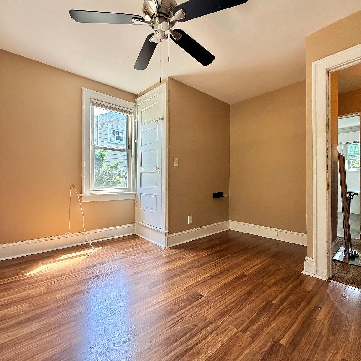 3 bed, 1.0 bath, 2408 sqft, $2,350 — Photo 3