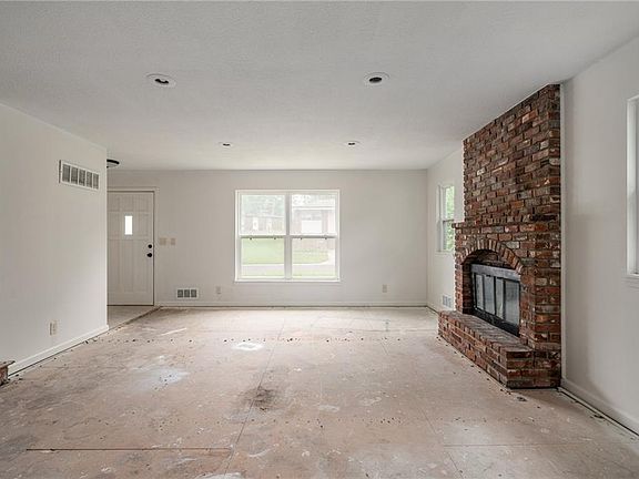 4th image of 9302 W 83rd St