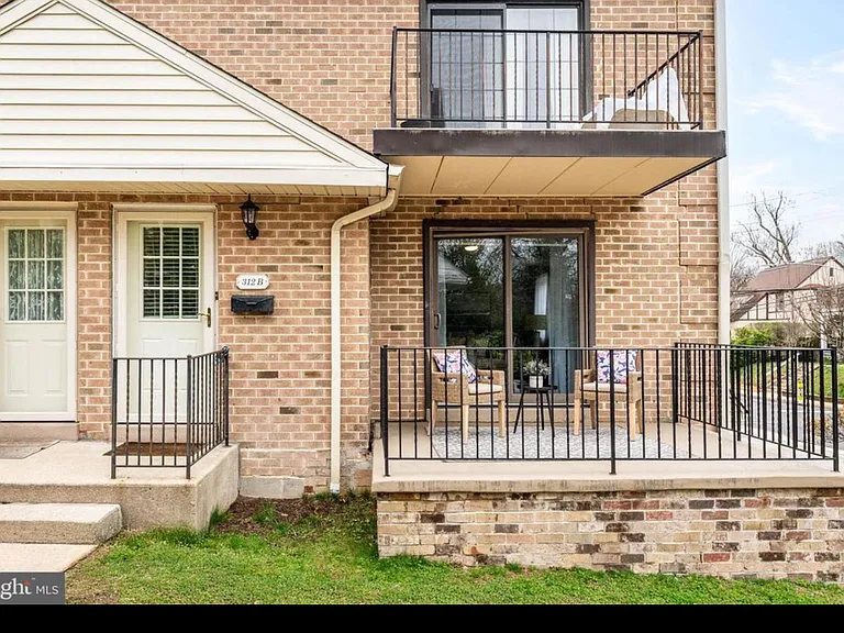 312 Windsor Ave #B — Photo 11
