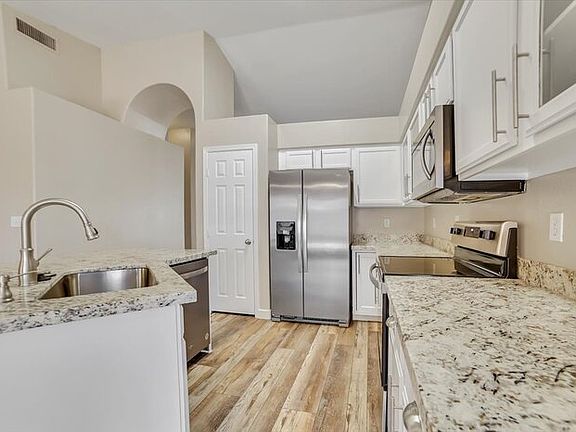 4th image of 403 S Kingston Ct