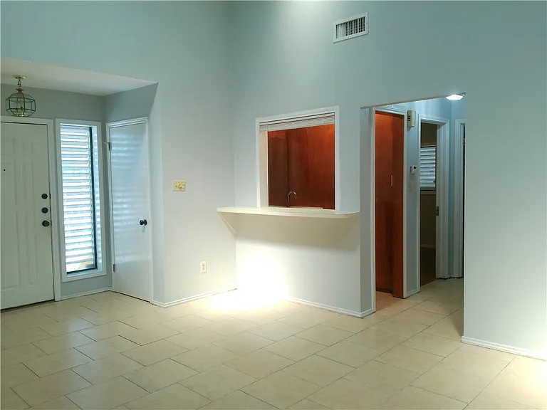 5230 Edinburg Cir — Photo 6