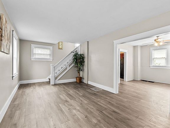 3rd image of 705 Greenlawn Ave