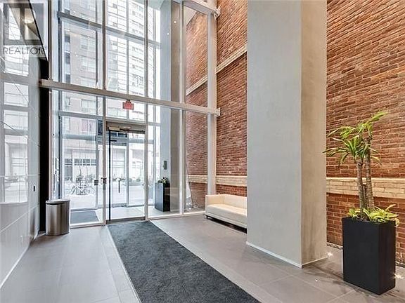 4th image of 15 Grenville St #4901