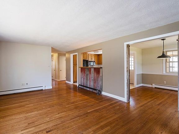 3rd image of 4 Crestwood Dr