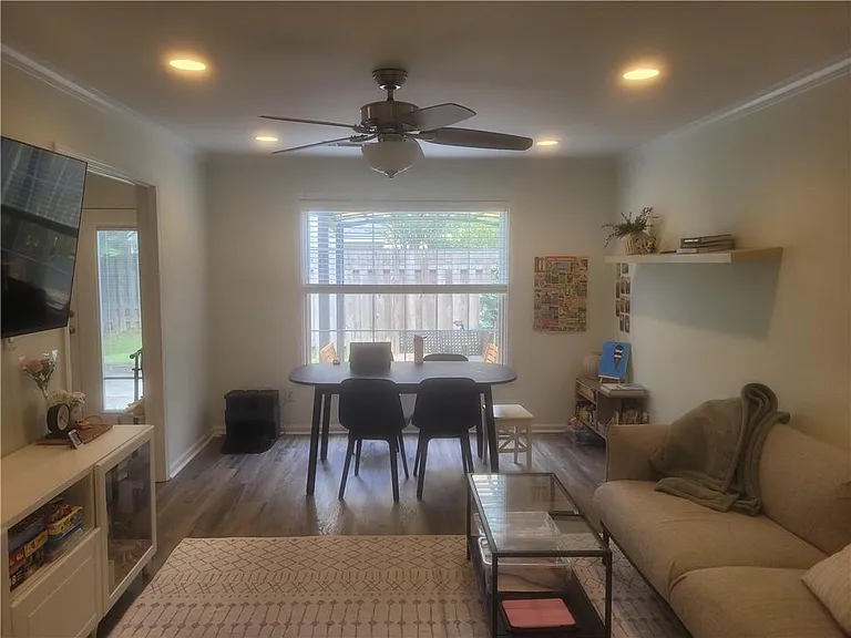 838 Heritage Sq — Photo 12