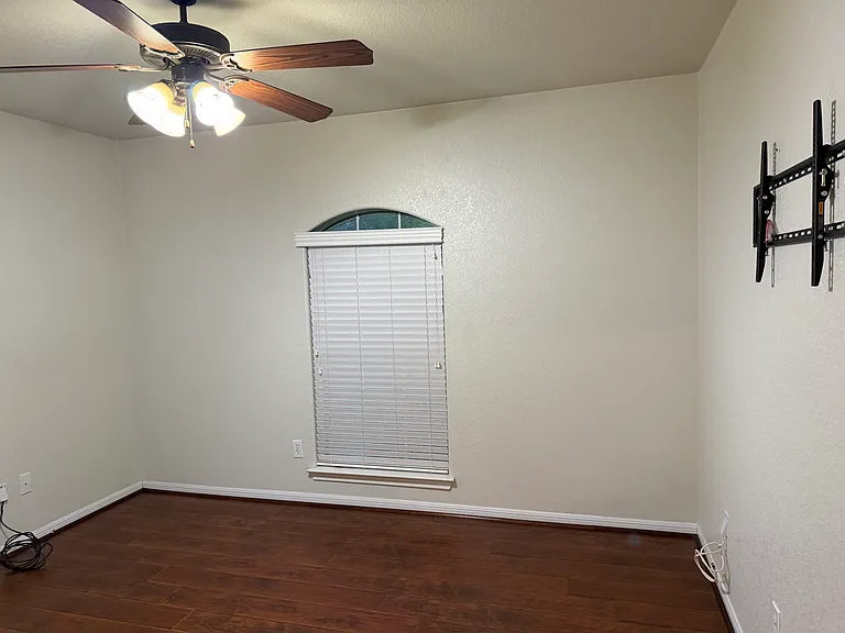 621 S Roy Reynolds Dr — Photo 31