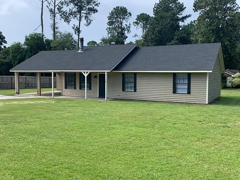 812 Robin Hood Trl — Photo 1