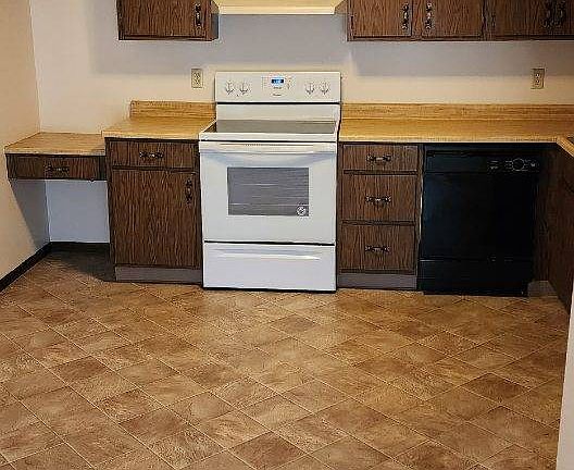 2nd image of 4929 Hampshire Close #8