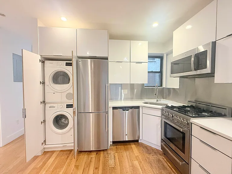 218 W 22nd St #2R — Photo 10