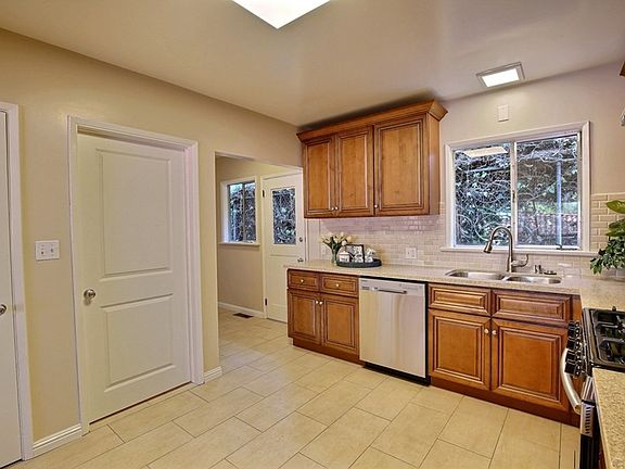 3rd image of 517 Fremont Ln