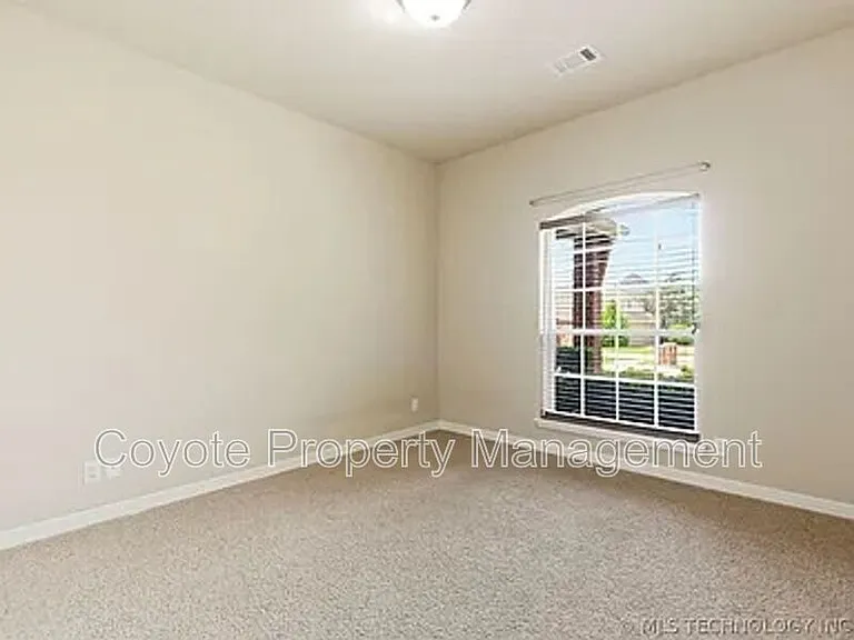 2809 N Fern Ave — Photo 20