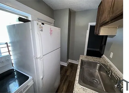 3 bed, 1160 sqft, $1,559 — Photo 2