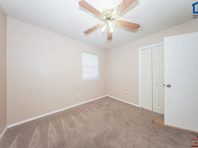 119 SE Surrey Ln — Photo 8