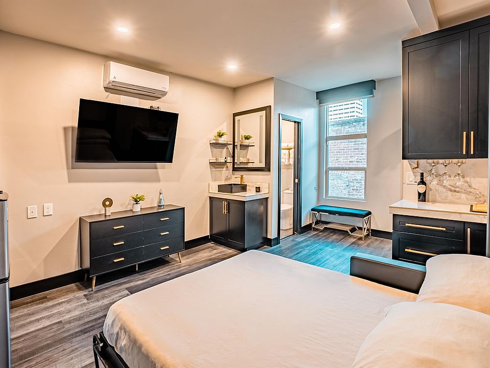 1st image of 421 E St #8
