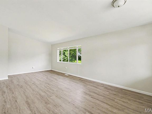 5th image of 985 Belmont Ter