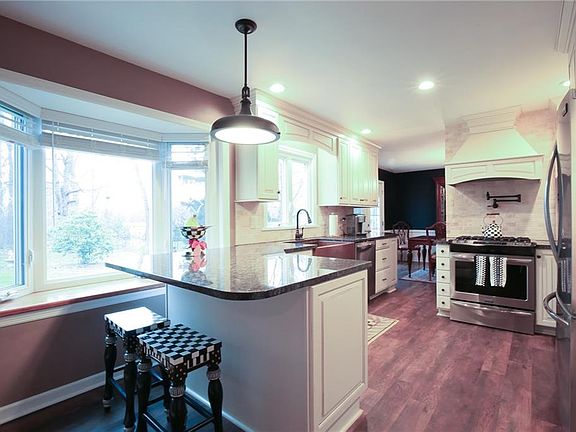 4th image of 19 Stony Brook Ln