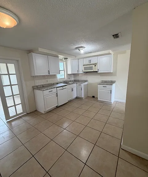 5020 Suwannee Dr — Photo 4